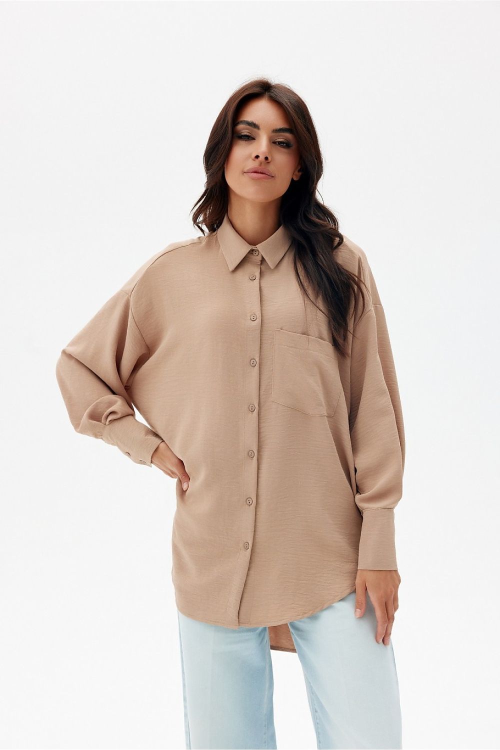 Chemise beige pour femme, style oversize moderne avec poche poitrine, fabriquée en Europe.
