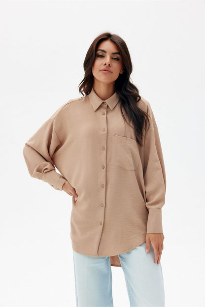 Chemise beige pour femme, style oversize moderne avec poche poitrine, fabriquée en Europe.