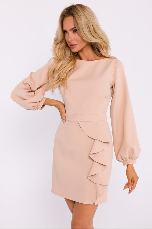 Mini robe de cocktail beige avec manches longues bouffantes et détail volant – confection européenne, style parisien chic