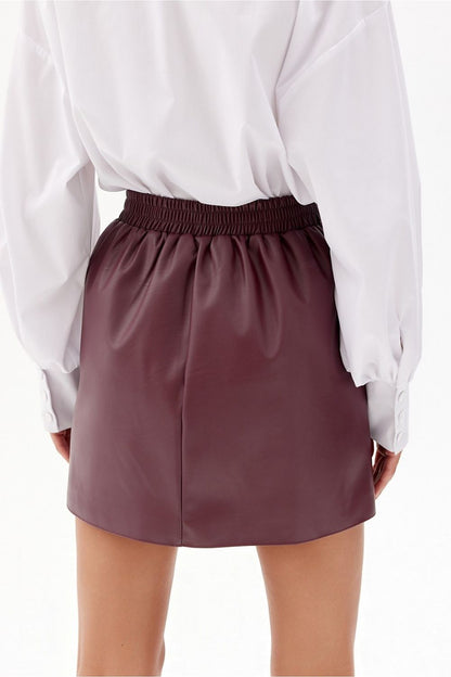 Jupe trapèze rouge bordeaux pour femme en similicuir, taille haute, fabriquée en Europe.