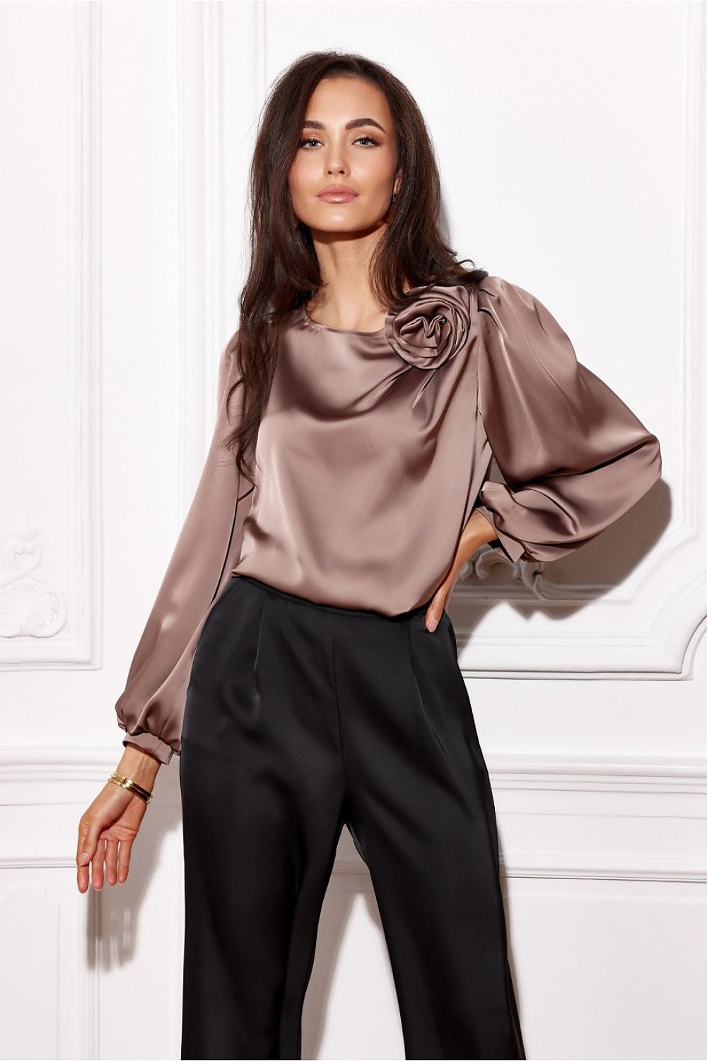 Chemise satinée brune pour femme, col rond et finition soignée, confection européenne.