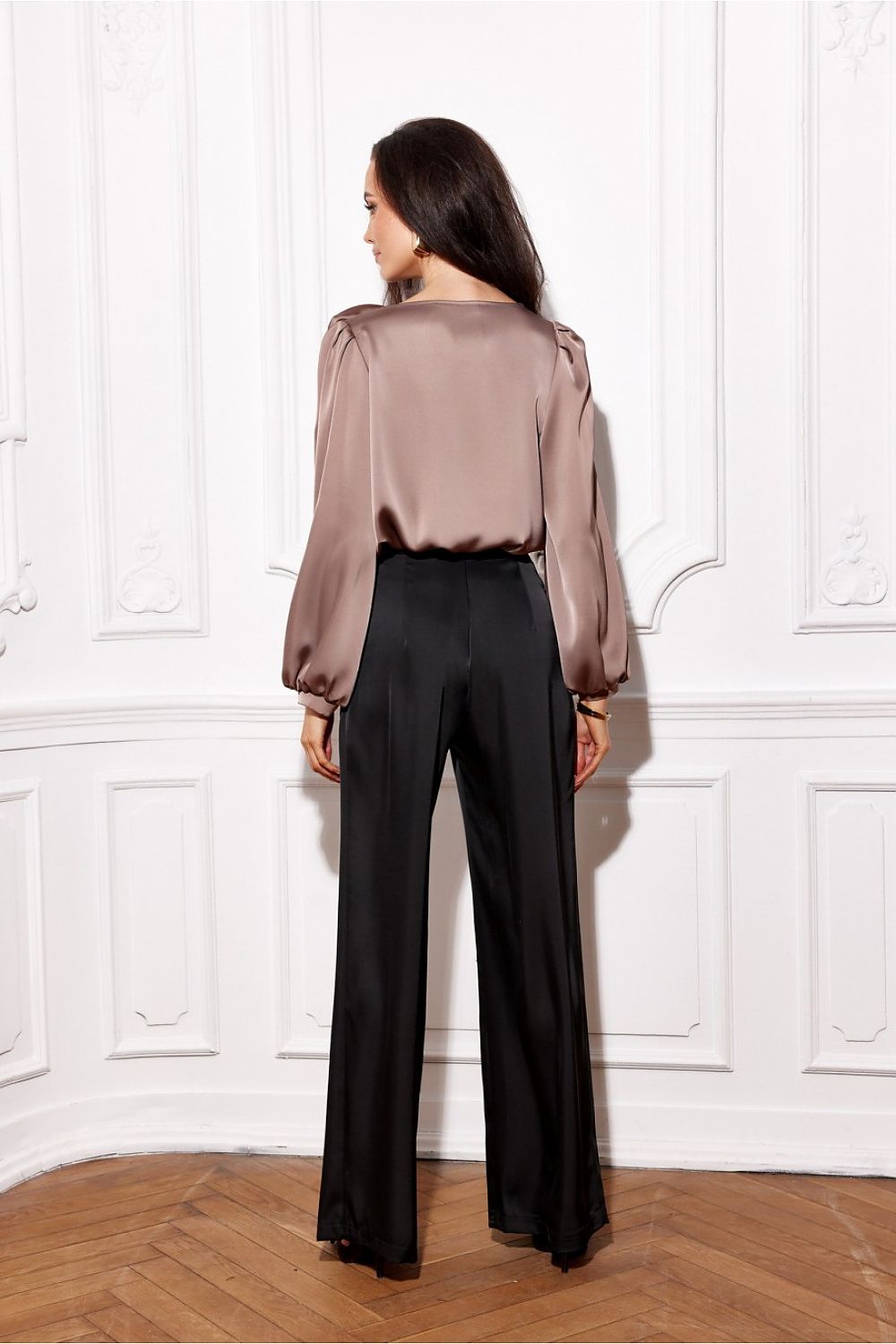 Chemise satinée brune pour femme, col rond et finition soignée, confection européenne.