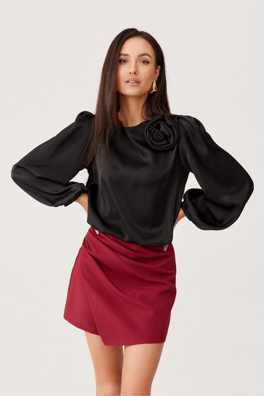 Chemisier noir satiné pour femme, manches bouffantes et coupe ample, fabriqué en Europe.