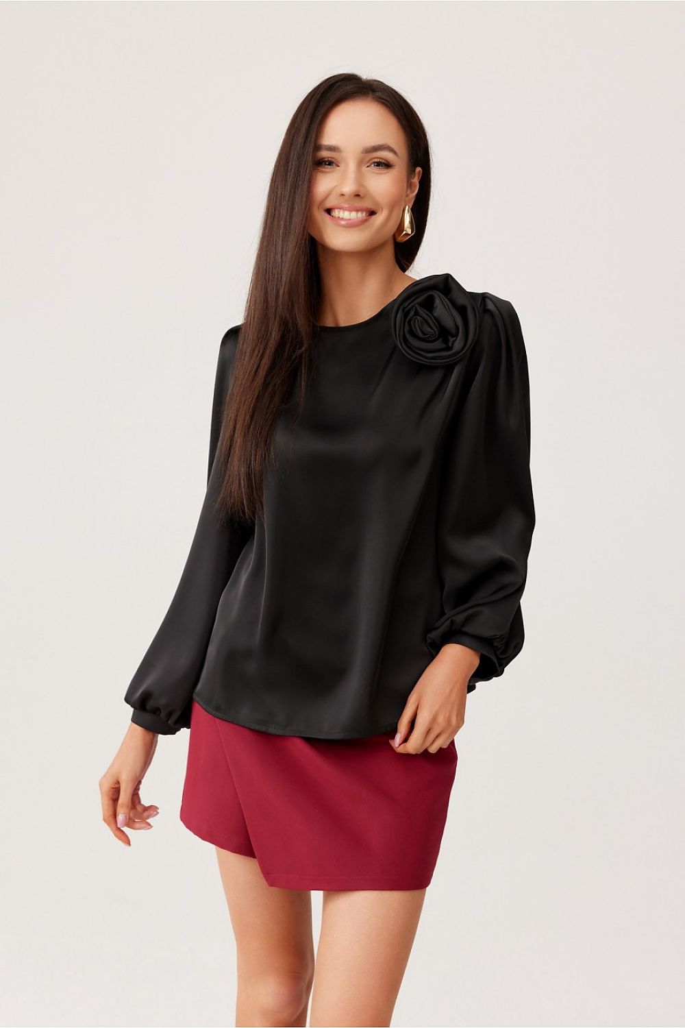 Chemisier noir satiné pour femme, manches bouffantes et coupe ample, fabriqué en Europe.