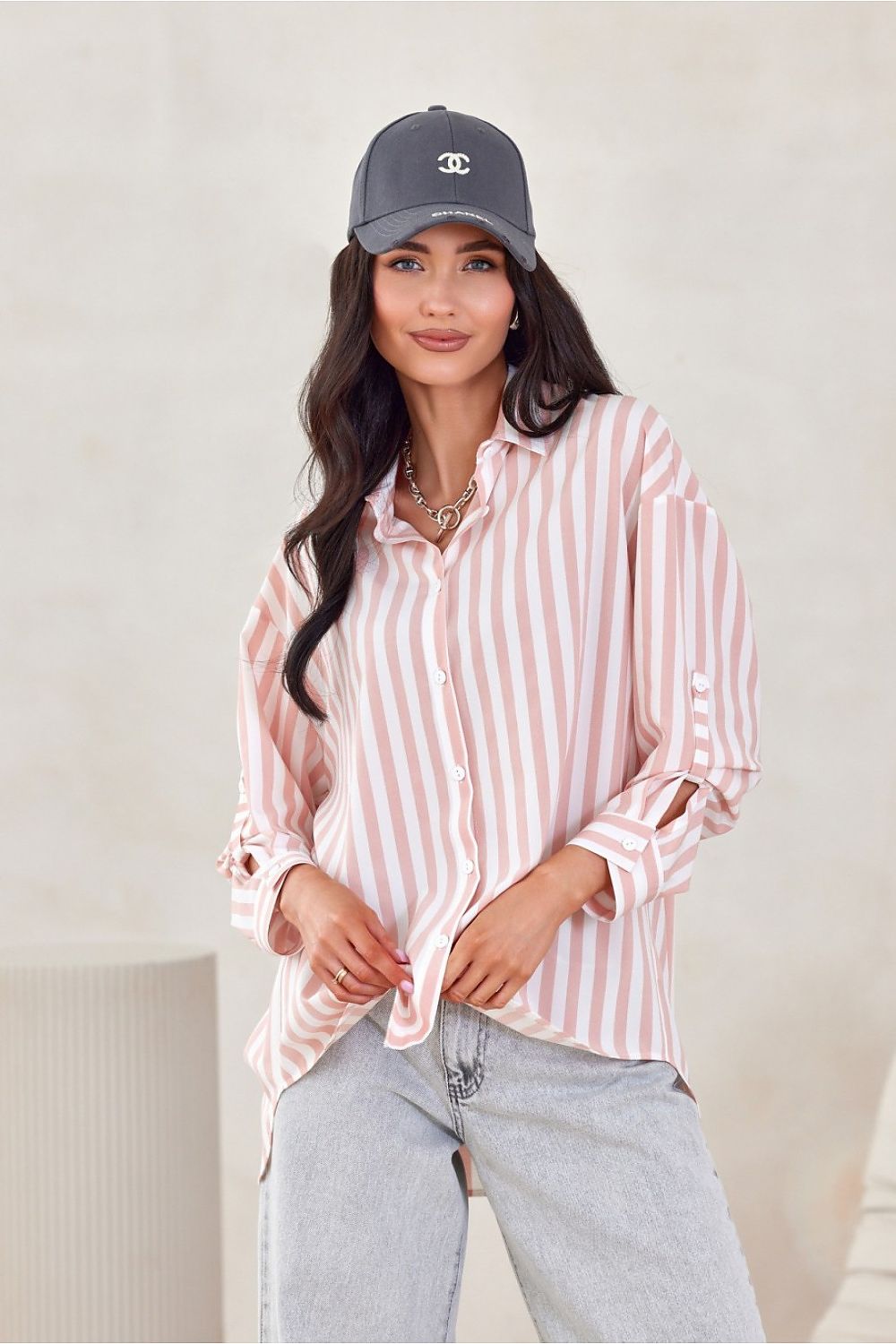 Chemise oversize à rayures rose clair pour femme, coupe moderne et poignets boutonnés, fabriquée en Europe.
