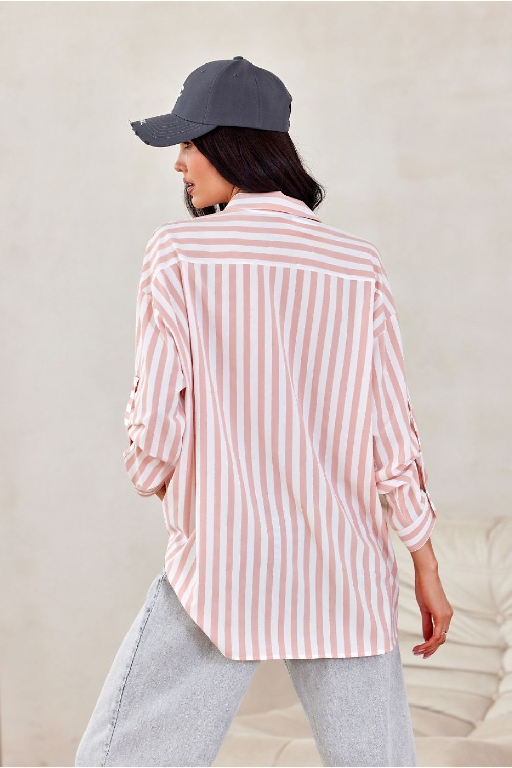 Chemise oversize à rayures rose clair pour femme, coupe moderne et poignets boutonnés, fabriquée en Europe.