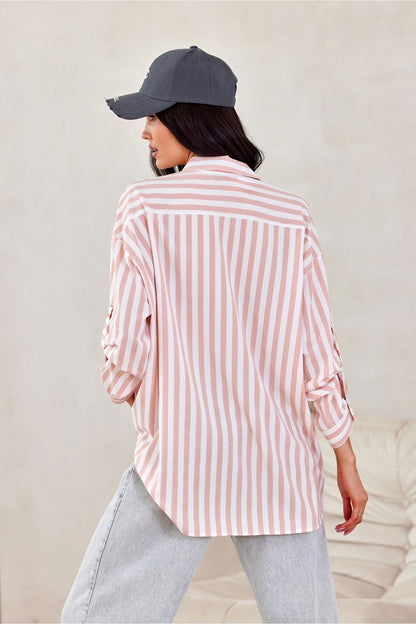 Chemise oversize à rayures rose clair pour femme, coupe moderne et poignets boutonnés, fabriquée en Europe.