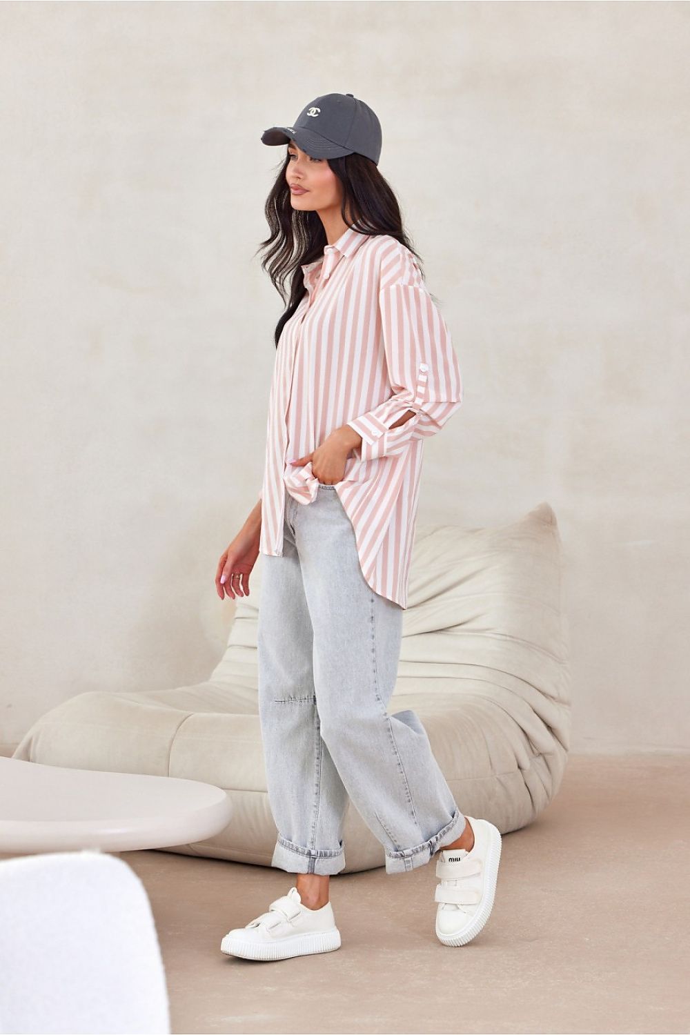 Chemise oversize à rayures rose clair pour femme, coupe moderne et poignets boutonnés, fabriquée en Europe.