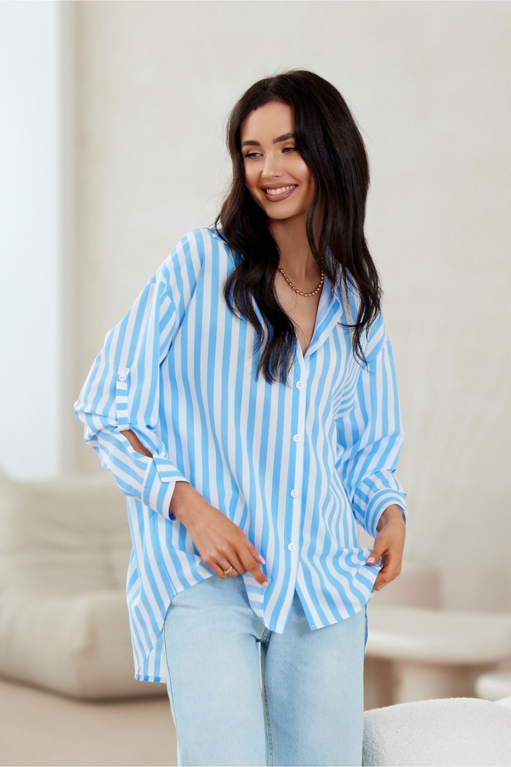 Chemise oversize à rayures bleu clair pour femme, style décontracté chic, confection européenne. 