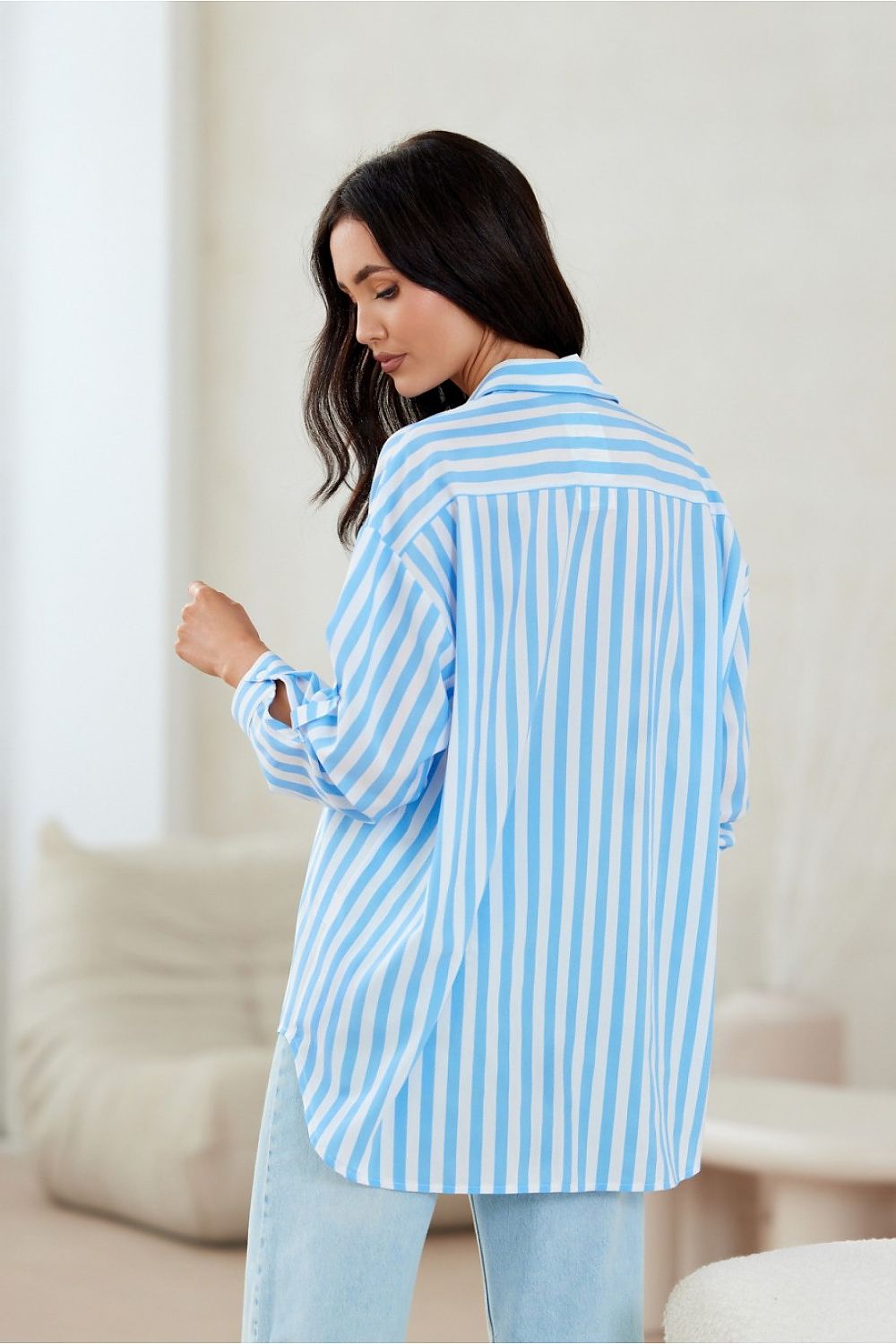 Chemise oversize à rayures bleu clair pour femme, style décontracté chic, confection européenne.