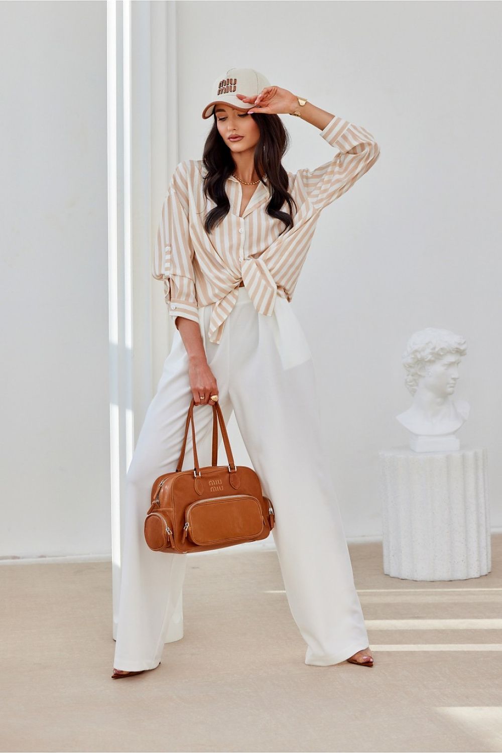 Chemise oversize à rayures beige pour femme, finition soignée et fabrication éthique en Europe.