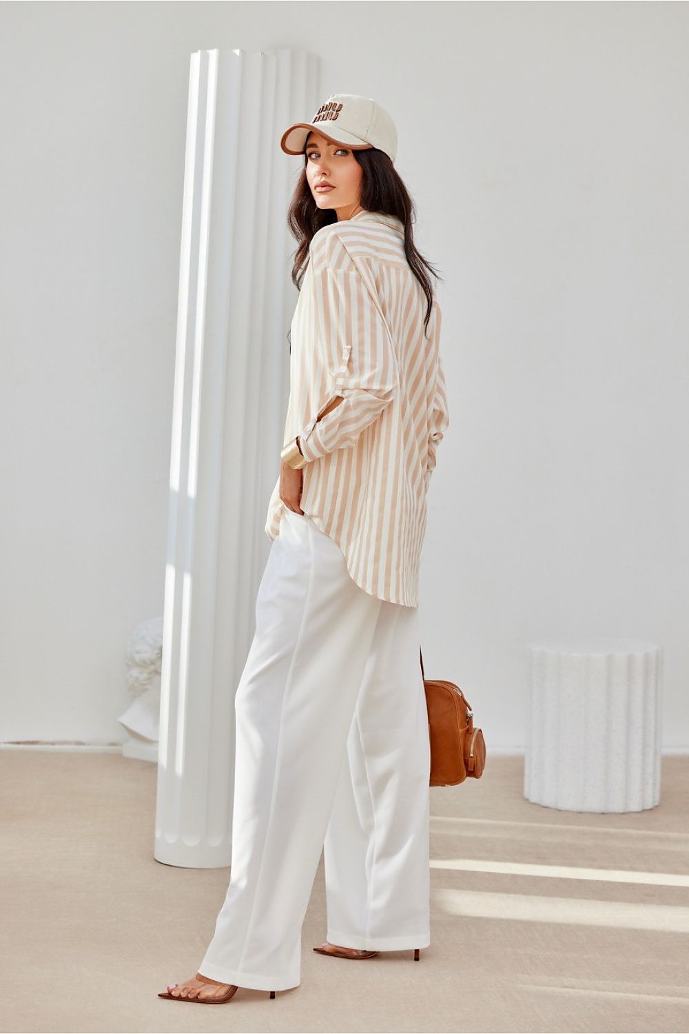 Chemise oversize à rayures beige pour femme, finition soignée et fabrication éthique en Europe.