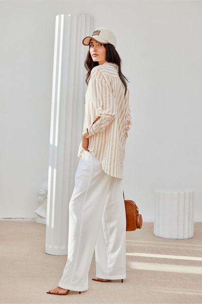 Chemise oversize à rayures beige pour femme, finition soignée et fabrication éthique en Europe.