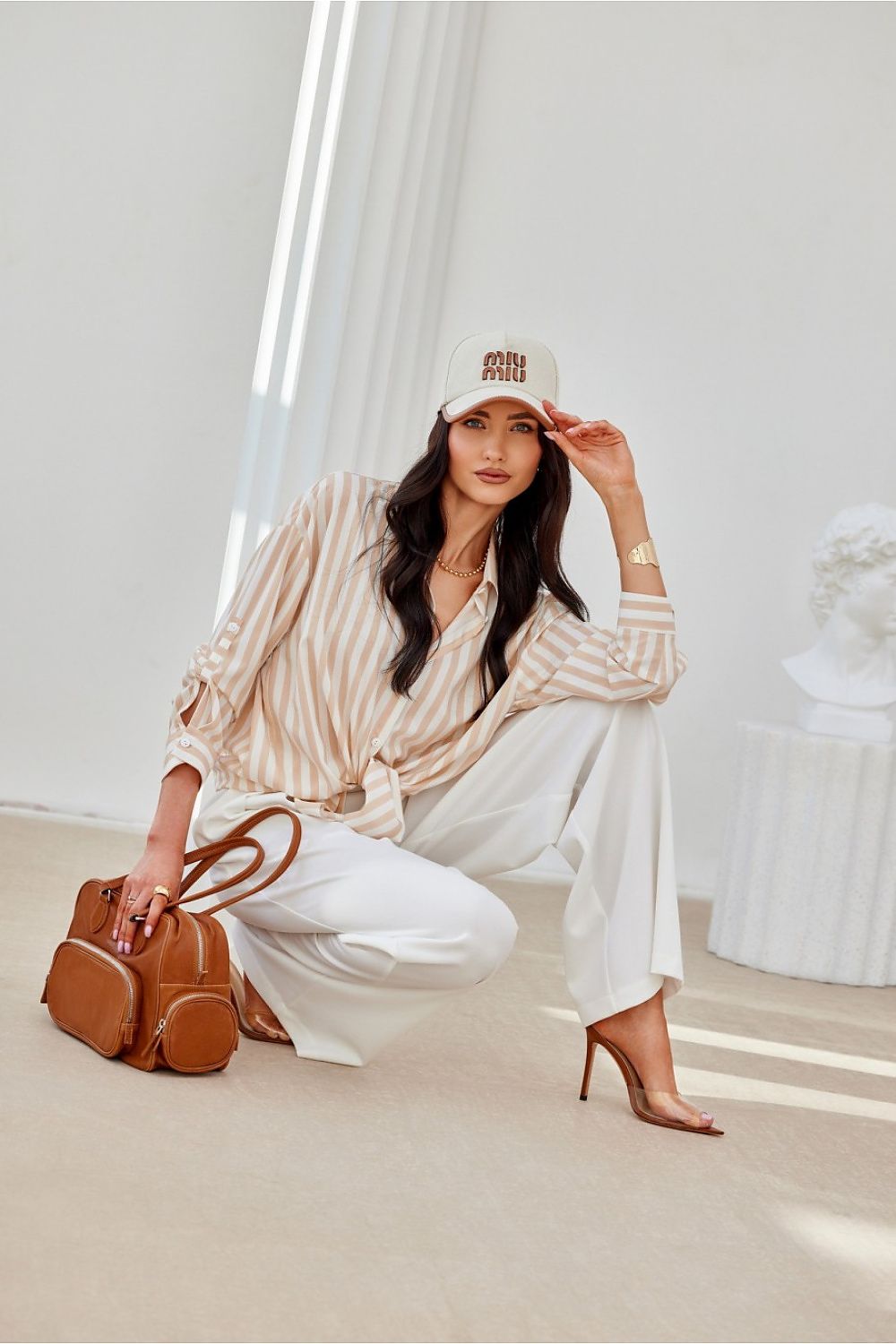 Chemise oversize à rayures beige pour femme, finition soignée et fabrication éthique en Europe.