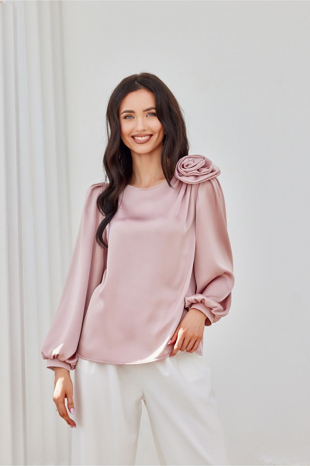 Chemisier rose poudré en satin pour femme, manches longues volumineuses, fabriqué en Europe.