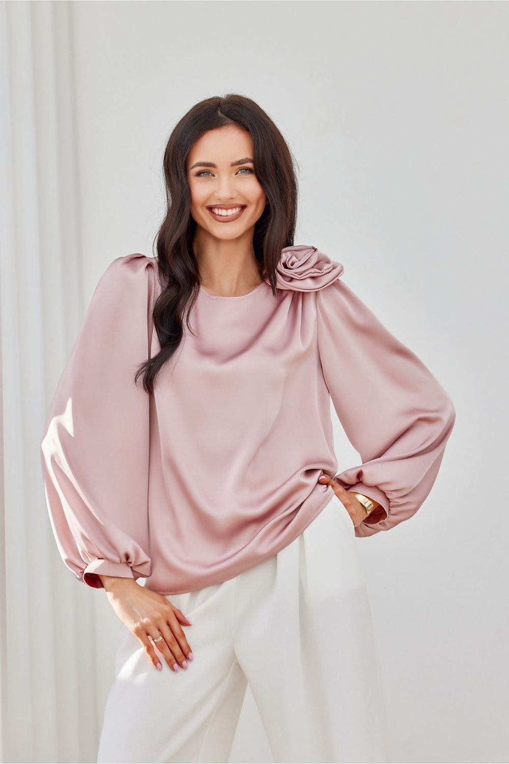Chemisier rose poudré en satin pour femme, manches longues volumineuses, fabriqué en Europe.