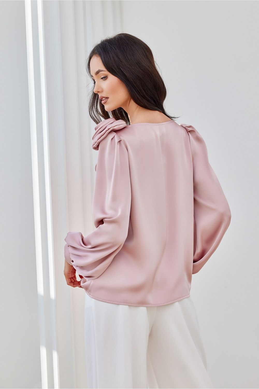Chemisier rose poudré en satin pour femme, manches longues volumineuses, fabriqué en Europe.