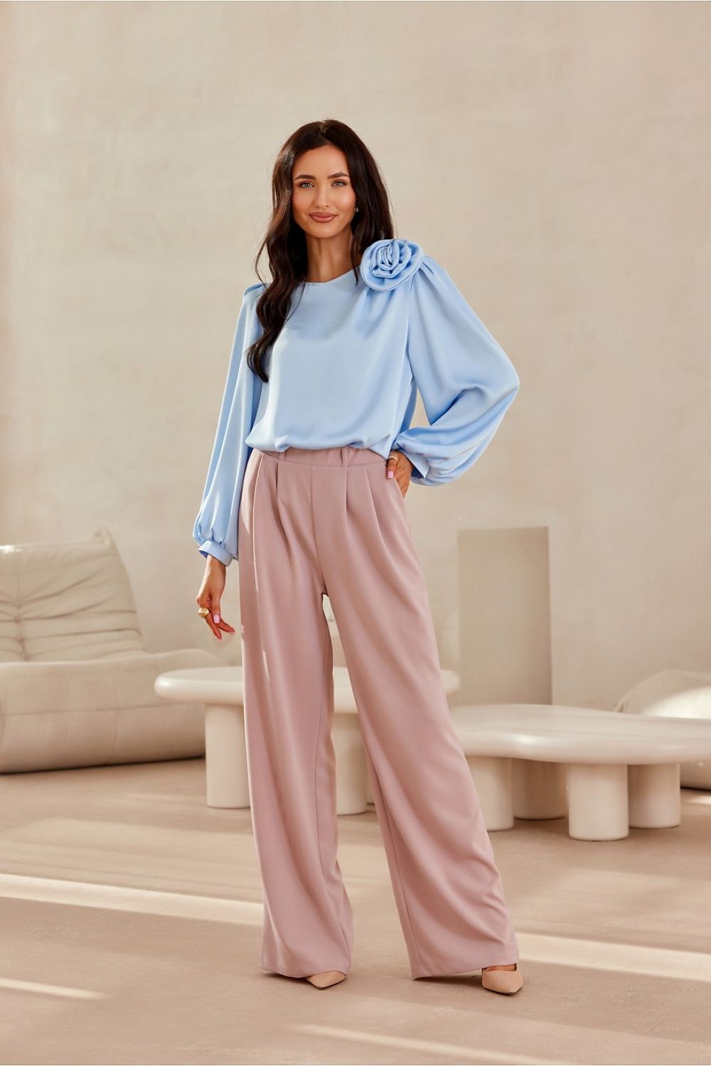 Chemise satinée bleu clair pour femme, style élégant et fluide avec manches bouffantes.