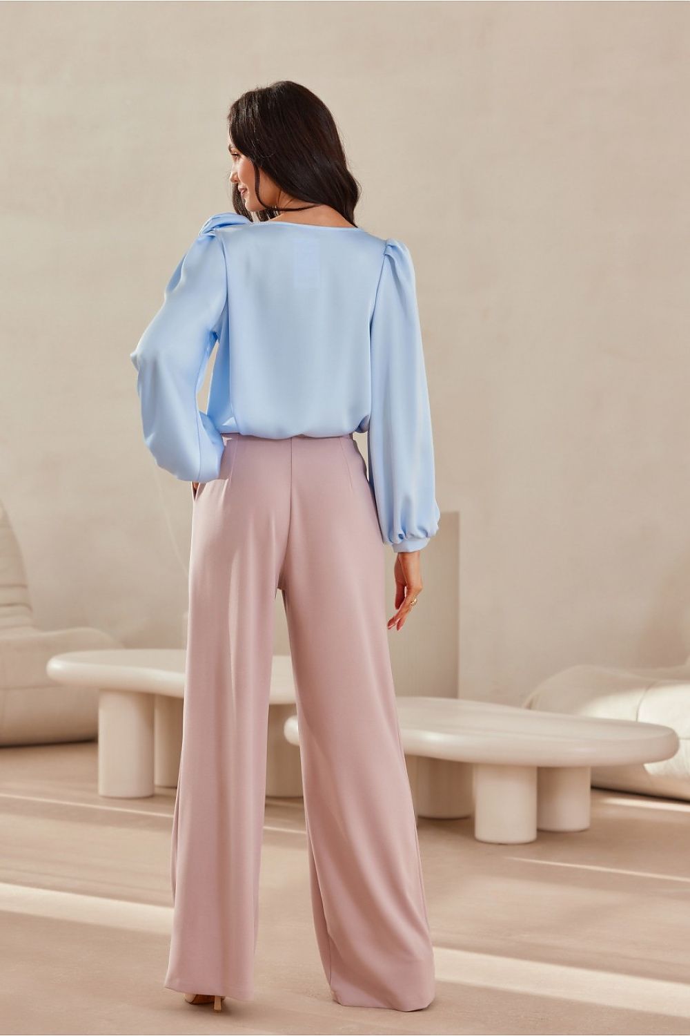 Chemise satinée bleu clair pour femme, style élégant et fluide avec manches bouffantes.