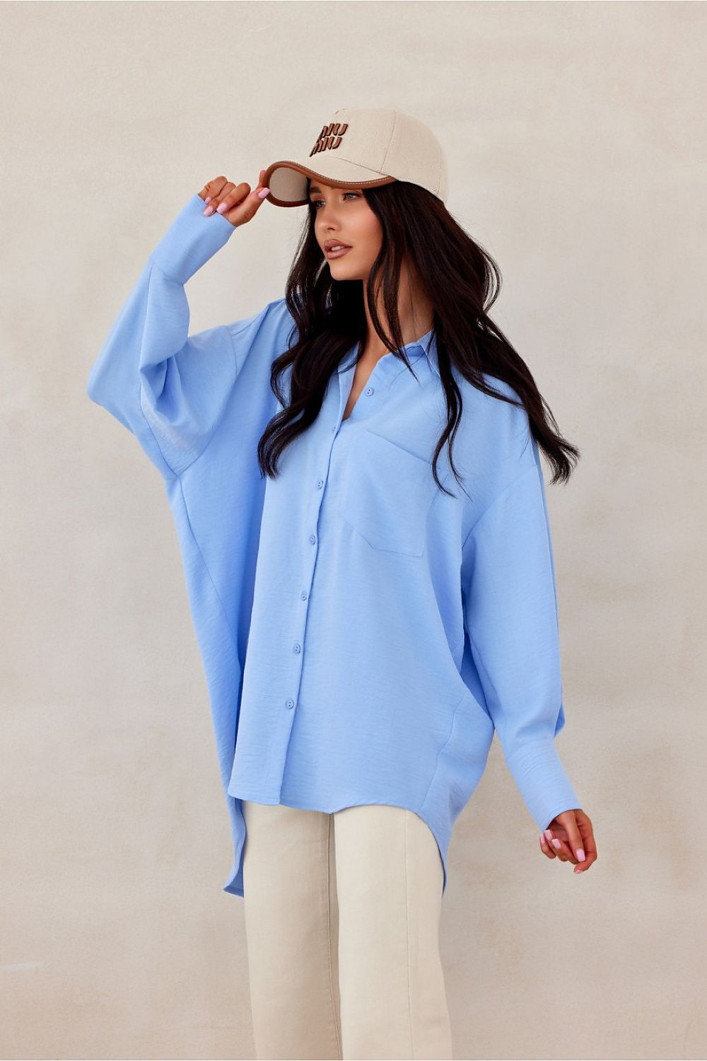 Chemise bleu clair oversize pour femme, look décontracté chic et fabrication éthique.