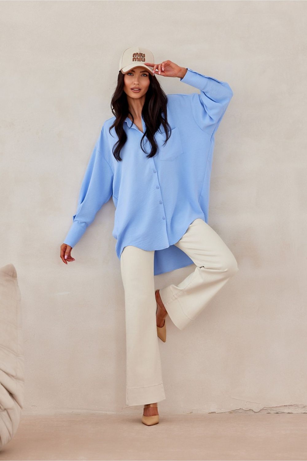 Chemise bleu clair oversize pour femme, look décontracté chic et fabrication éthique.
