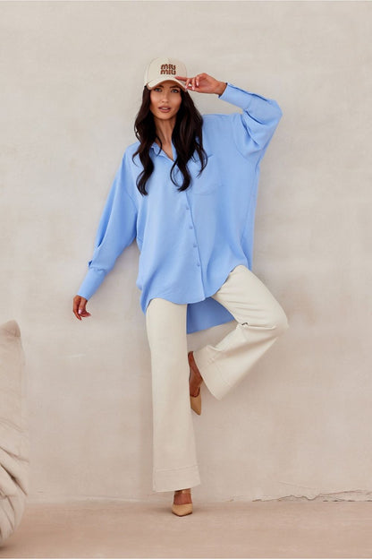 Chemise bleu clair oversize pour femme, look décontracté chic et fabrication éthique.