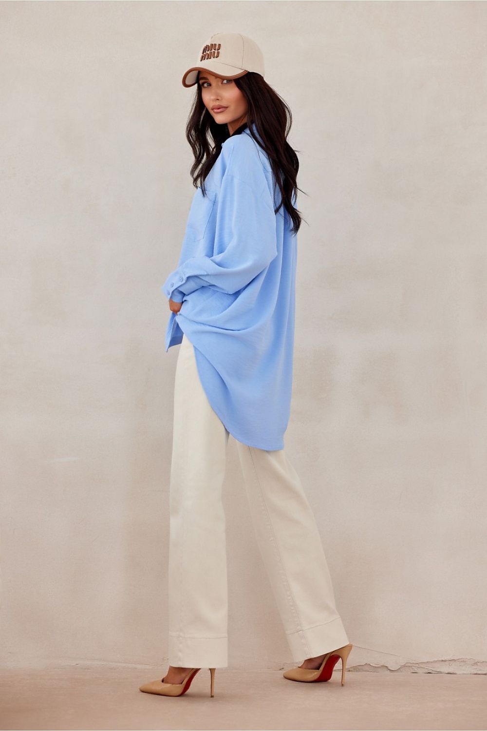 Chemise bleu clair oversize pour femme, look décontracté chic et fabrication éthique.