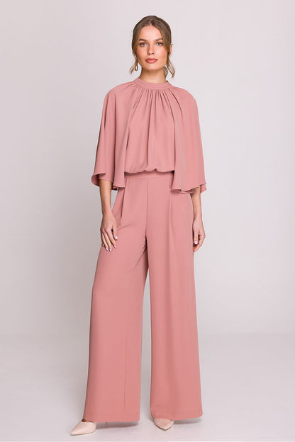 Femme portant un ensemble fluide rose poudré à manches chauve-souris, pantalon large taille haute, fabriqué en Europe, mode parisienne élégante 