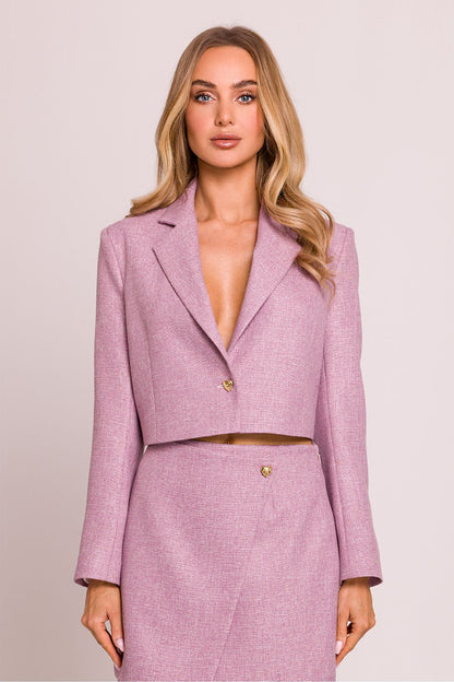 Femme portant un blazer court lavande en tweed fabriqué en Europe, mode parisienne