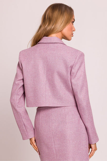 Femme portant un blazer court lavande en tweed fabriqué en Europe, mode parisienne