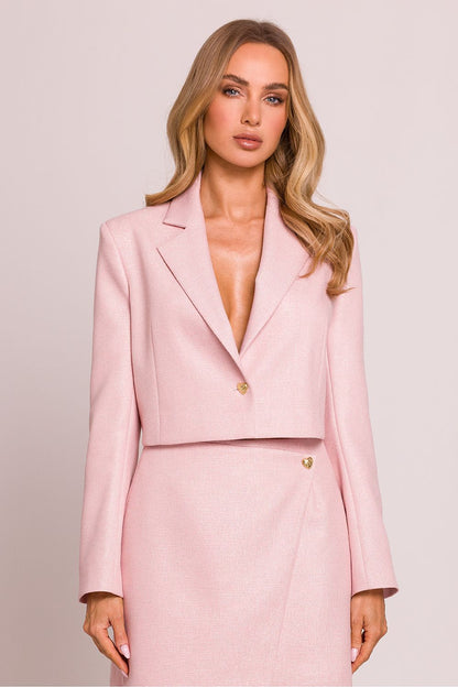 Femme portant un blazer court rose en tweed fabriqué en Europe, mode parisienne