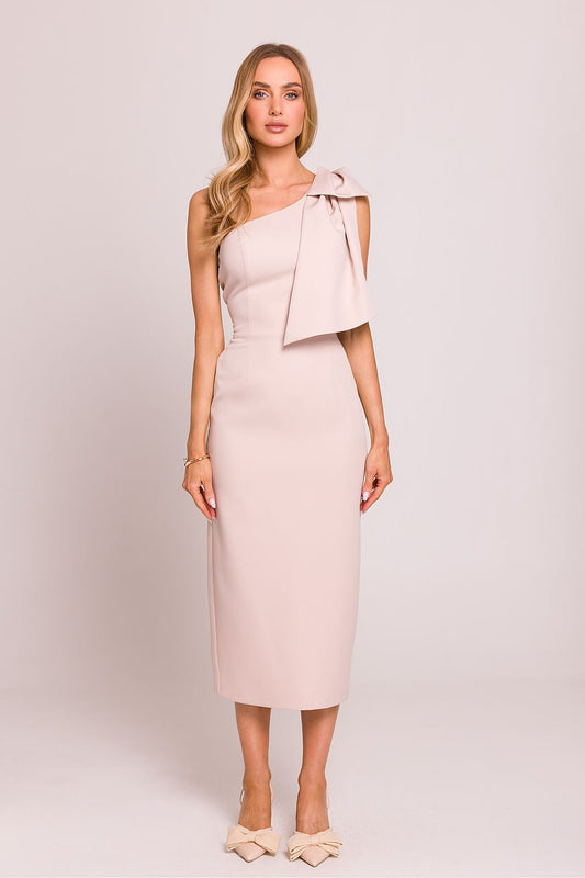 Femme portant une robe midi rose pâle à une épaule avec nœud décoratif, coupe asymétrique et fente arrière, fabriquée en Europe, mode parisienne 