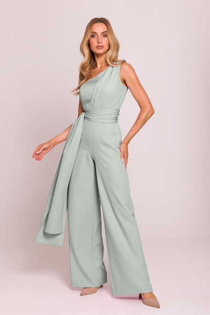 Combinaison verte pastel asymétrique pour femme, élégante et fluide, mode durable fabriquée en Europe.