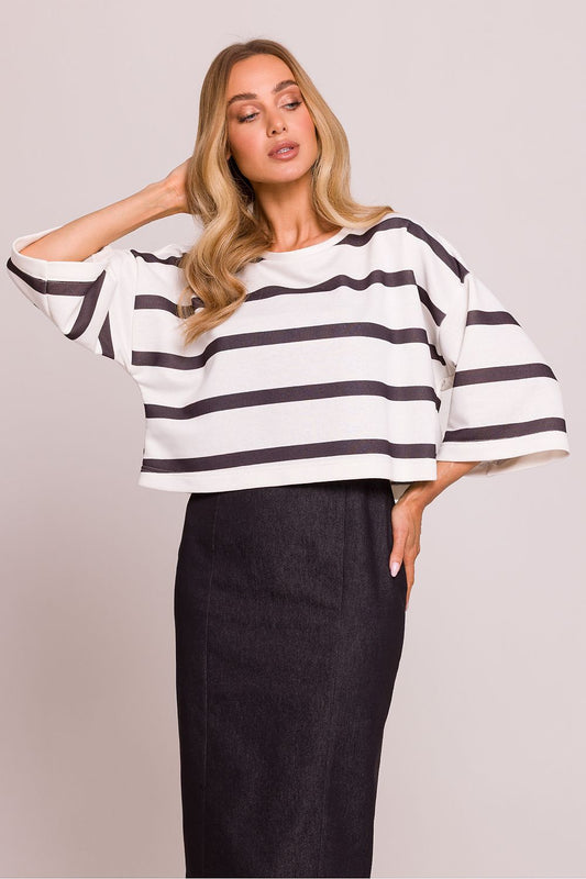 Femme portant un pull marinière à rayures noires et blanches, fabriqué en Europe, mode parisienne