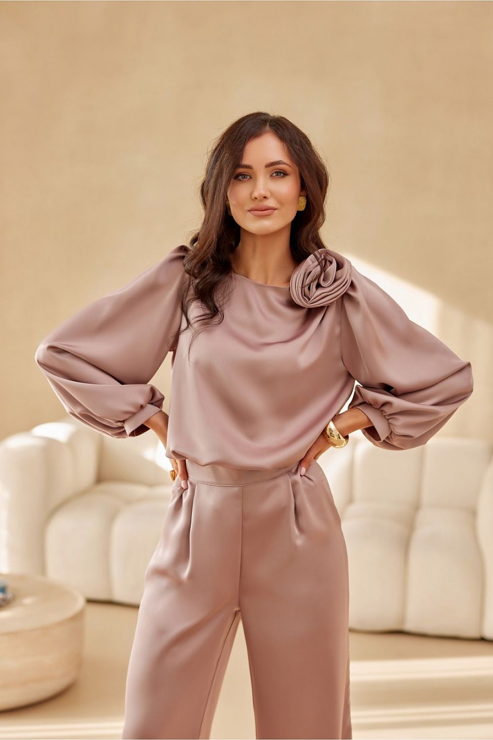 Chemisier beige satiné pour femme, coupe ample et détails raffinés, production éthique en Europe.