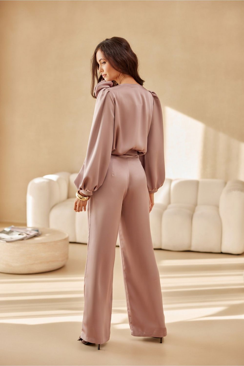 Chemisier beige satiné pour femme, coupe ample et détails raffinés, production éthique en Europe. 