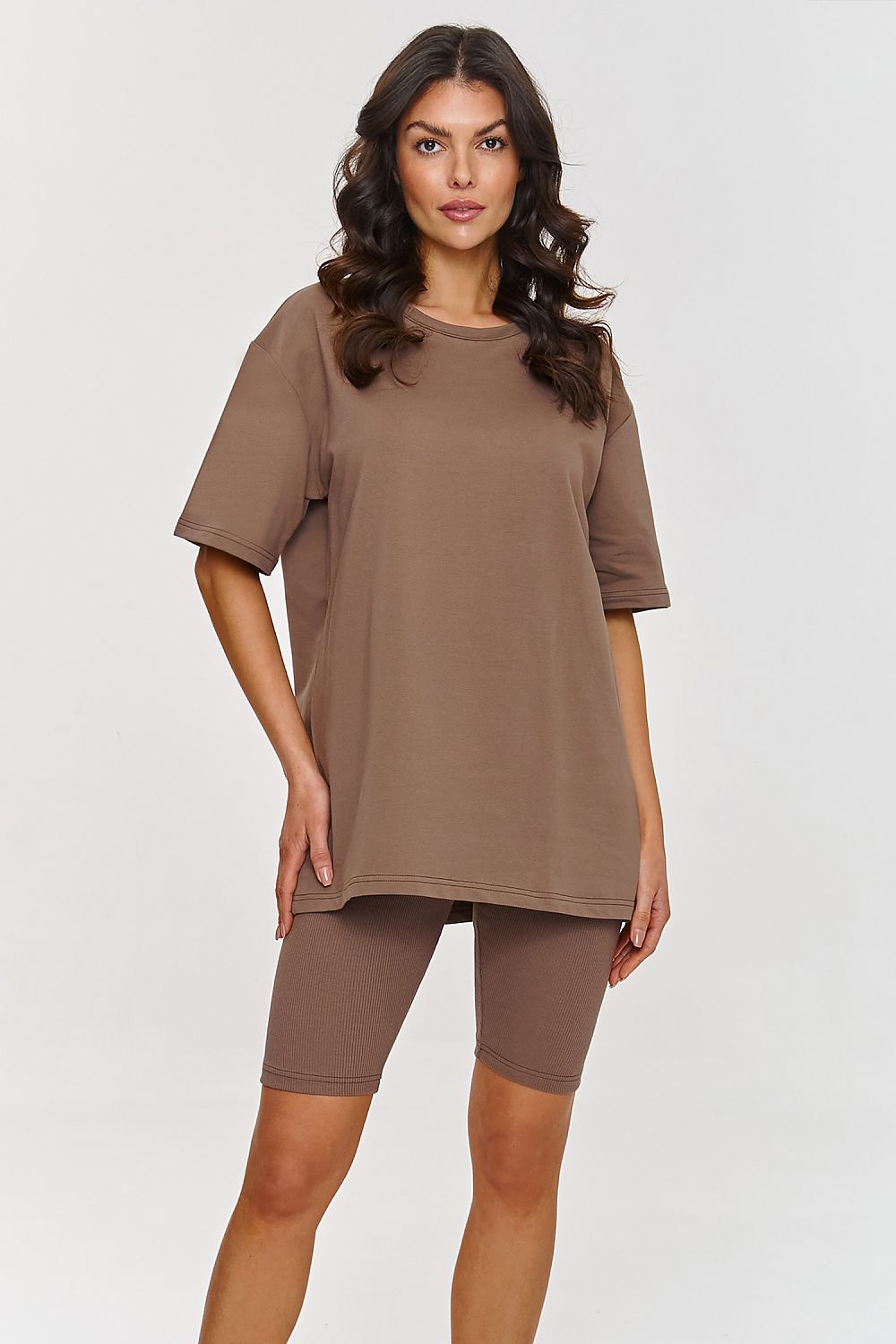 Femme portant un ensemble brun avec t-shirt oversize et short legging moulant, mode parisienne, fabriqué en Europe