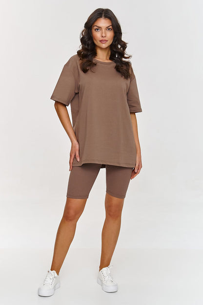 Femme portant un ensemble brun avec t-shirt oversize et short legging moulant, mode parisienne, fabriqué en Europe