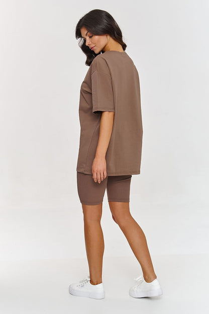 Femme portant un ensemble brun avec t-shirt oversize et short legging moulant, mode parisienne, fabriqué en Europe