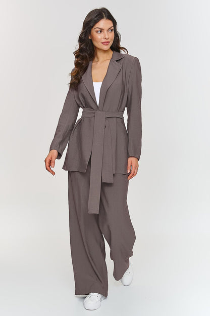 Femme portant un ensemble brun élégant avec blazer ceinturé et pantalon large, fabriqué en Europe, mode parisienne