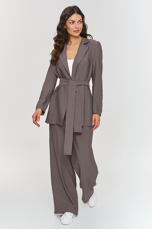 Femme portant un ensemble brun élégant avec blazer ceinturé et pantalon large, fabriqué en Europe, mode parisienne