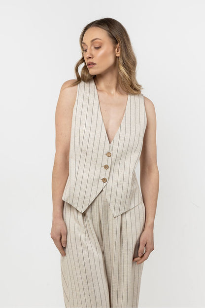 Femme portant un gilet sans manches en lin beige clair à rayures subtiles, style estival chic