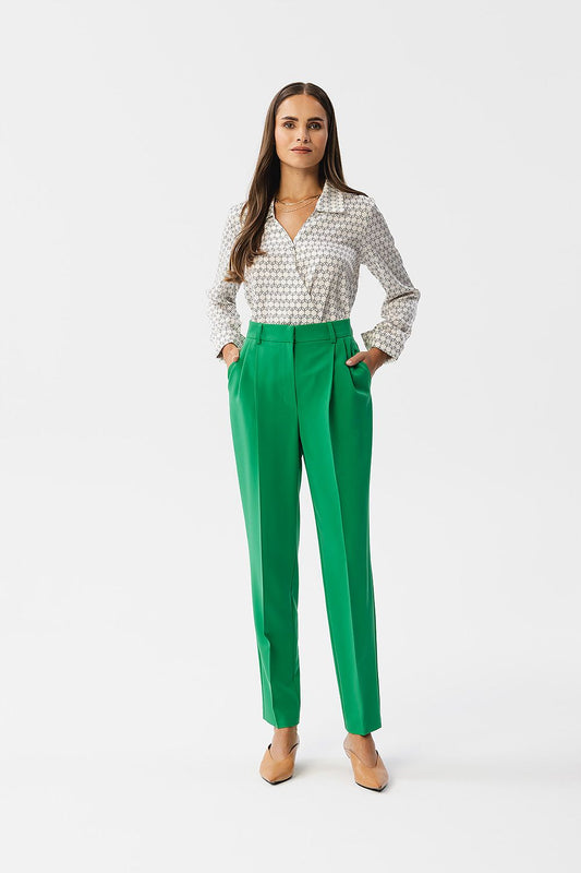 Pantalon tailleur vert Alexandre de VidenaParis, porté avec une chemise blanche pour un look élégant et moderne.