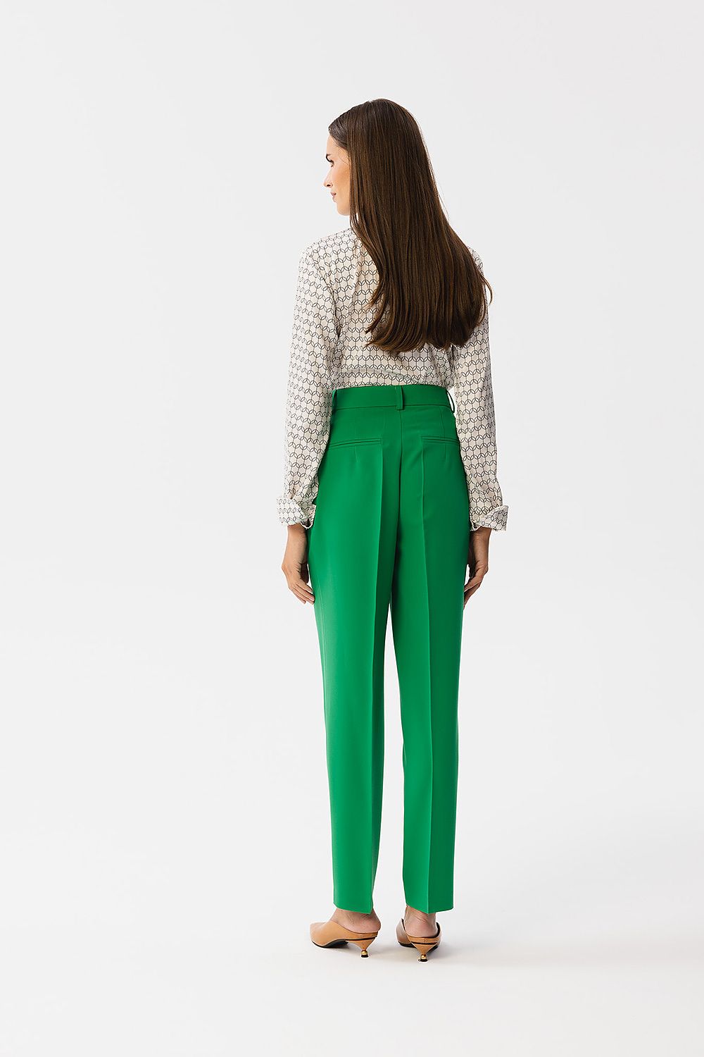 Pantalon tailleur vert Alexandre de VidenaParis, porté avec une chemise blanche pour un look élégant et moderne. 