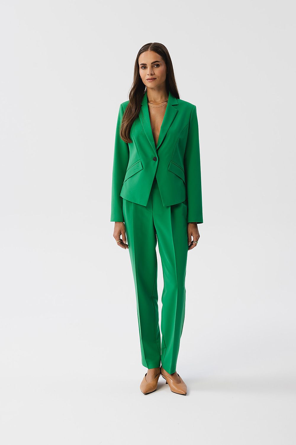 Veste tailleur vert émeraude de VidenaParis portée avec pantalon assorti, style chic et moderne.