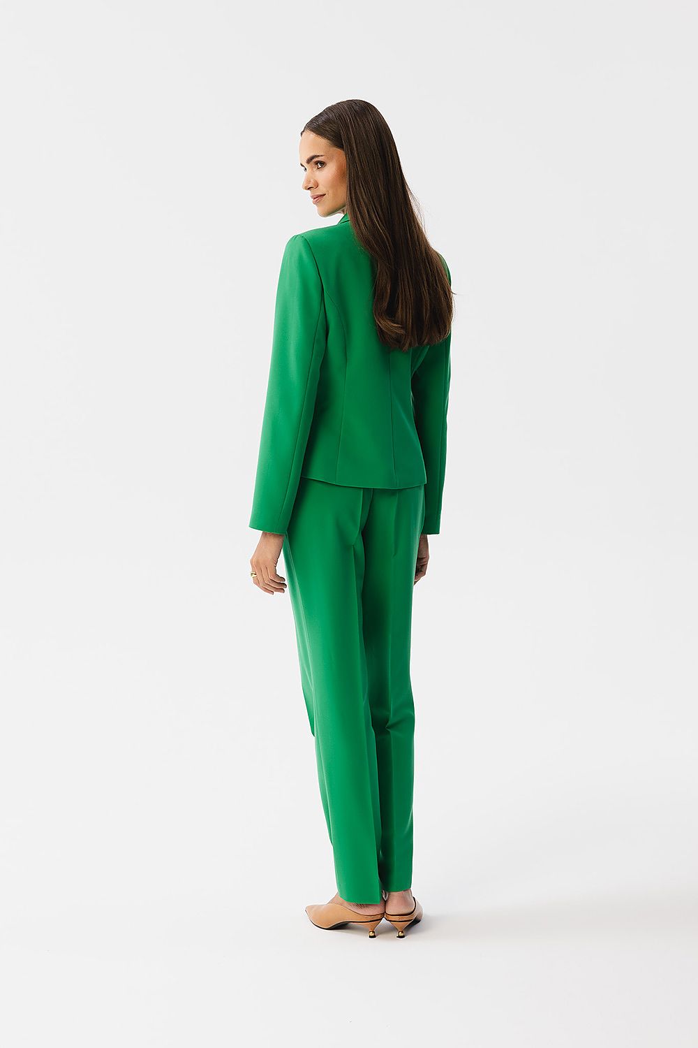 Veste tailleur vert émeraude de VidenaParis portée avec pantalon assorti, style chic et moderne.
