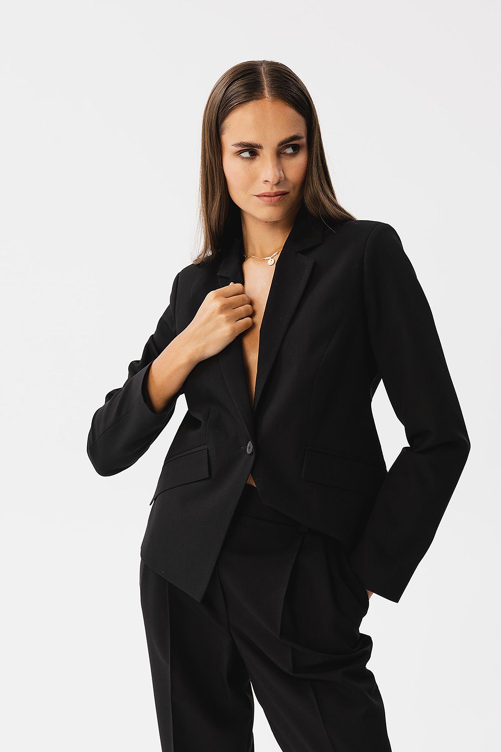 Veste tailleur noire de VidenaParis, look sophistiqué et intemporel.
