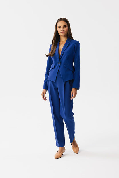 Veste tailleur bleu royal de VidenaParis portée avec pantalon assorti, coupe élégante et asymétrique.