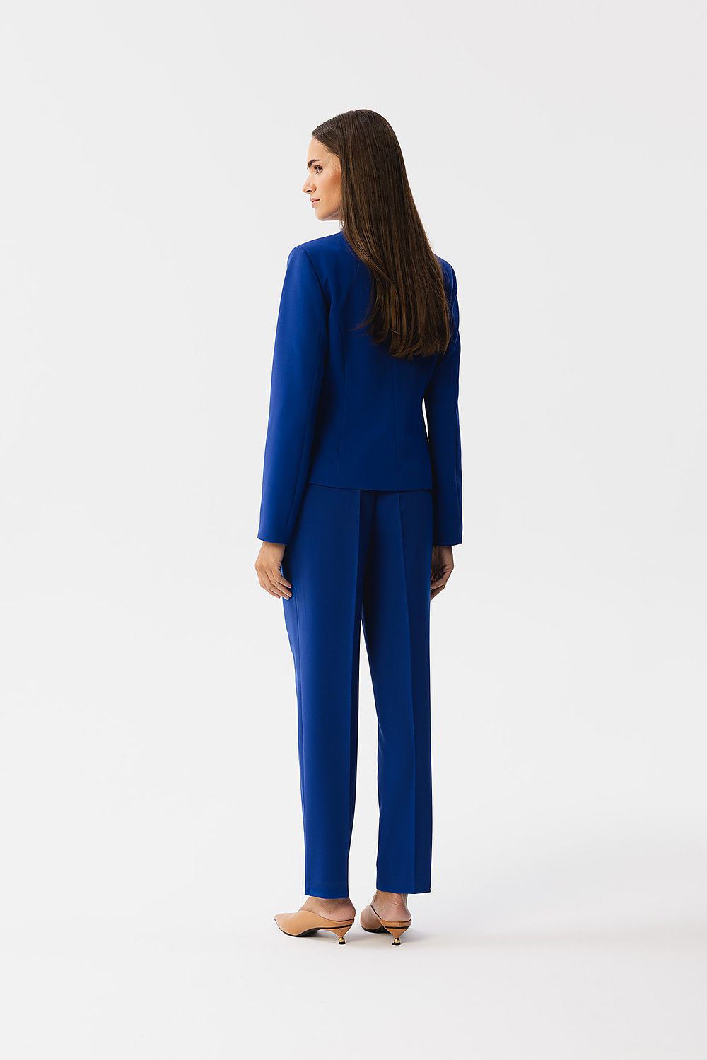 Veste tailleur bleu royal de VidenaParis portée avec pantalon assorti, coupe élégante et asymétrique.